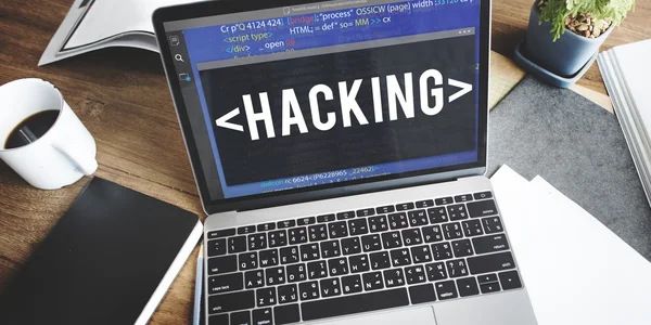 Laptop mit Hacking auf dem Bildschirm — Stockfoto