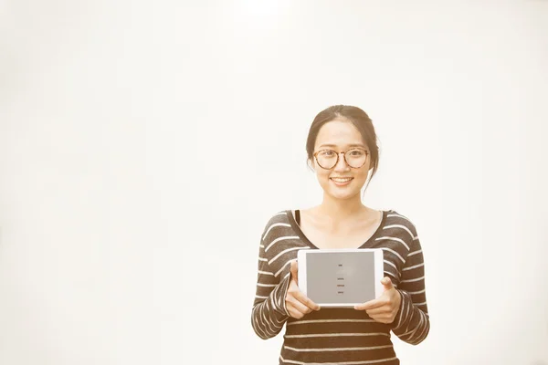 Asiatisk tjej anslutning Tablet leende koncept — Stockfoto