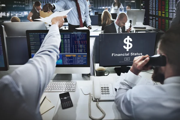 Affärsmän som arbetar och finansiella ställning — Stockfoto