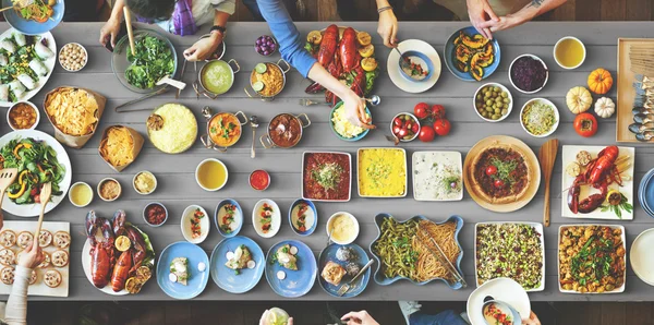 Vrienden eten voor grote tafel — Stockfoto