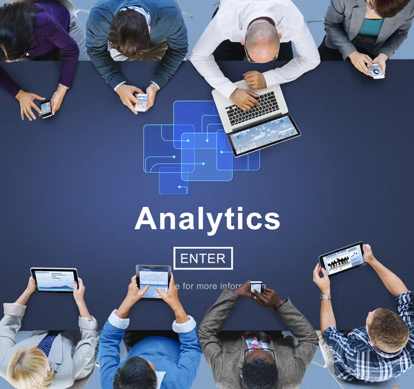 Personas que utilizan dispositivos y datos analíticos — Foto de Stock