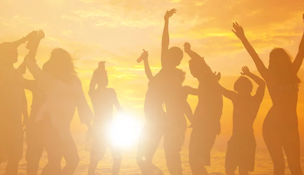 Persone che godono di festa in spiaggia — Foto Stock