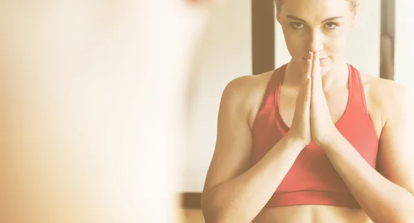 Mooie vrouw het beoefenen van yoga — Stockfoto