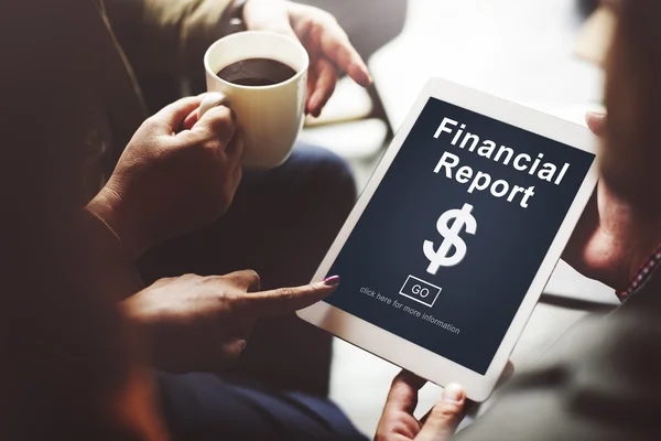 재정 보고서와 디지털 태블릿 — 스톡 사진