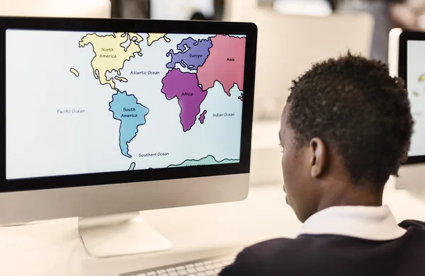 Jongen bestuderen en met behulp van computer — Stockfoto