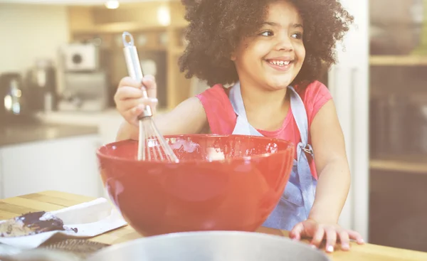 Glad tjej matlagning — Stockfoto