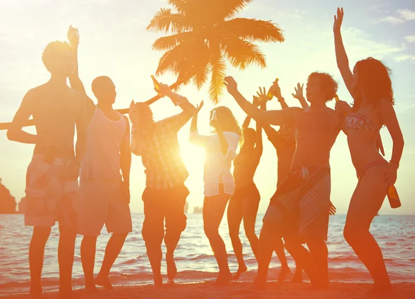 Mensen genieten van strand partij — Stockfoto