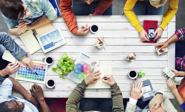 Grupo de Diseñadores Lluvia de ideas — Foto de Stock