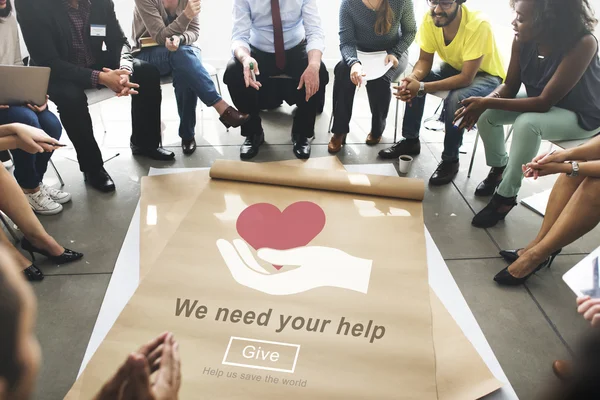 Mensen boven de poster met Help — Stockfoto