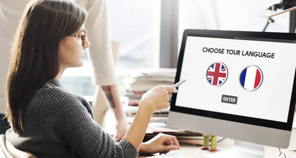 Mujer mostrando en monitor con banderas — Foto de Stock