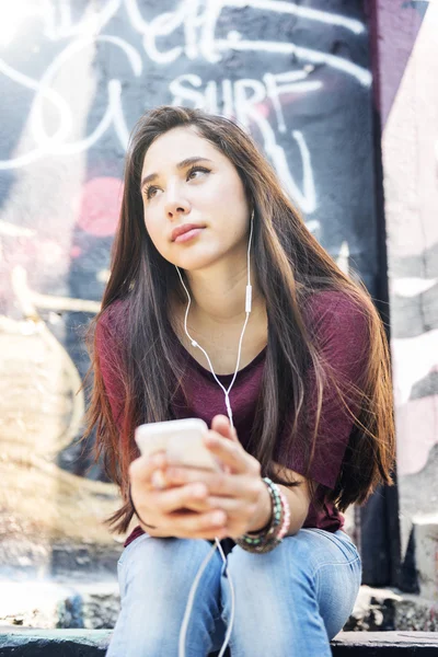 Mulher ouvindo música — Fotografia de Stock