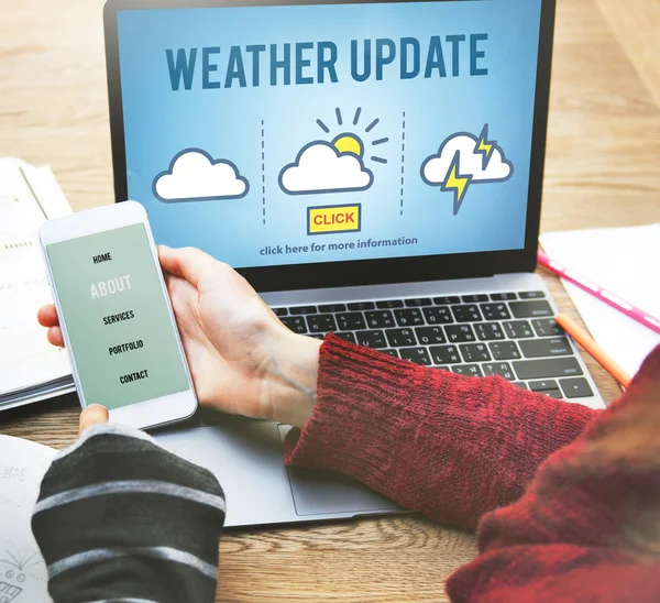 Frauen mit Laptop und Telefon — Stockfoto