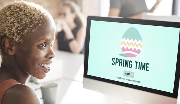 Zakenvrouw werken op de computer met de lentetijd — Stockfoto