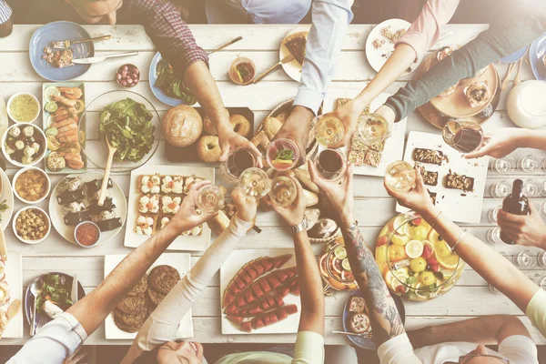 Gente disfrutando comida — Foto de Stock