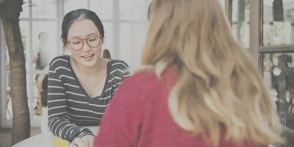 Vrienden hebben plezier togetter buiten — Stockfoto