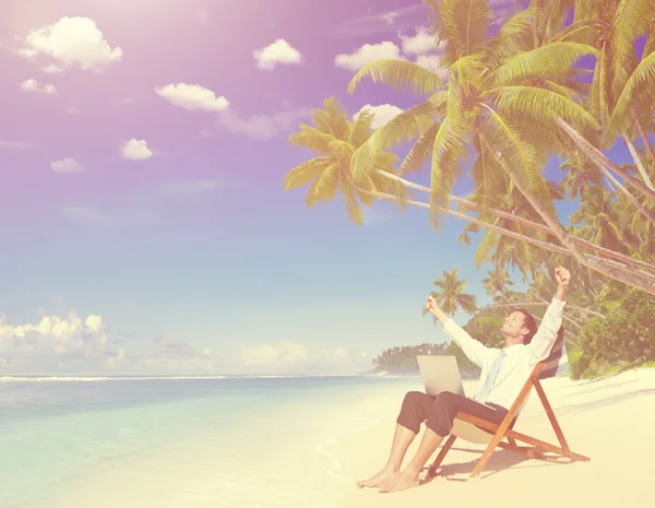 Empresario trabajando en la isla — Foto de Stock