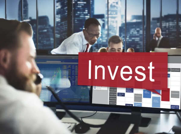 Geschäftsleute arbeiten und investieren — Stockfoto
