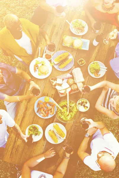 Amis traînant à la fête en plein air — Photo