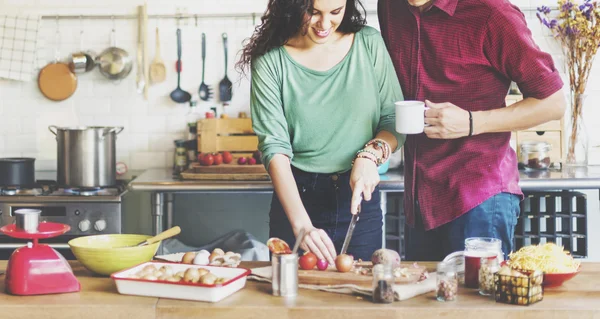 Retrato de casal feliz na cozinha — Fotografia de Stock