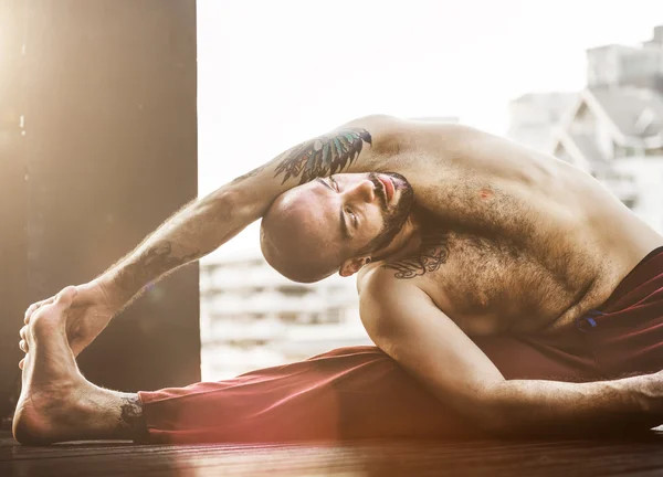 Homme actif pratiquant le yoga — Photo