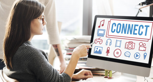 женщина показывает на мониторе с подключением
