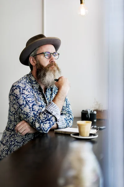 Homme hipster élégant écrivant quelque chose — Photo