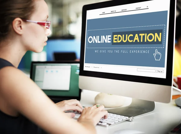 Business woman working on computer with online education — стоковое фото