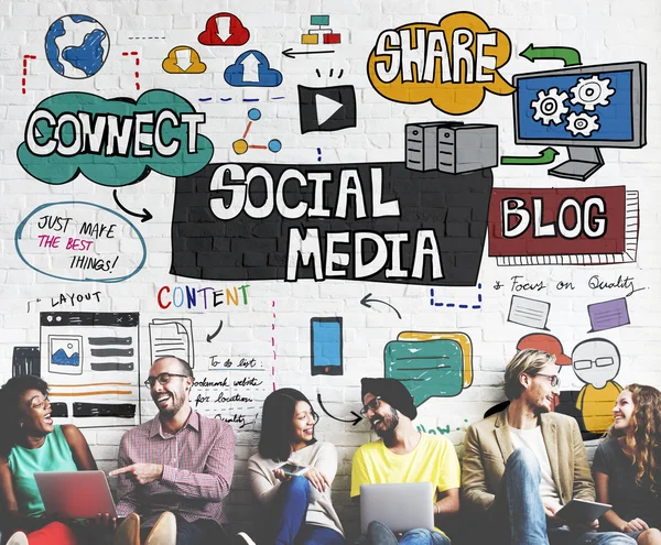 Diversità amici vicino al muro con i social media — Foto Stock