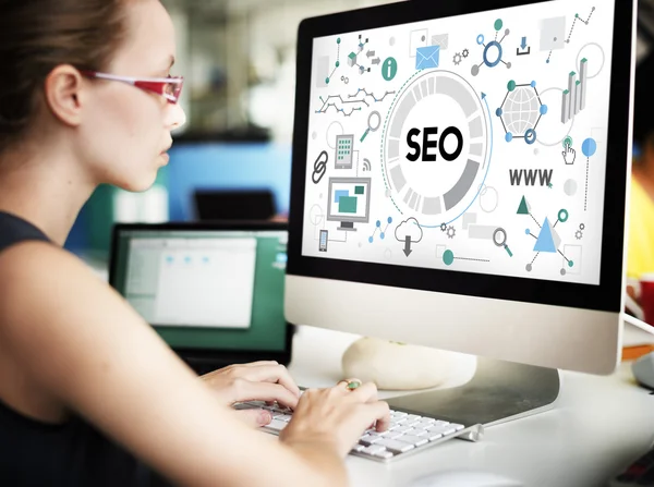 Donna d'affari che lavora al computer con seo — Foto Stock