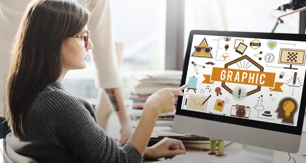 Mujer mostrando en monitor con gráfico —  Fotos de Stock