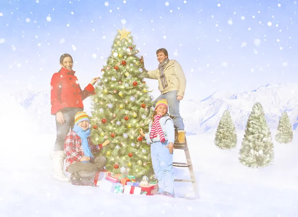 Vacker familj dekorera julgran — Stockfoto