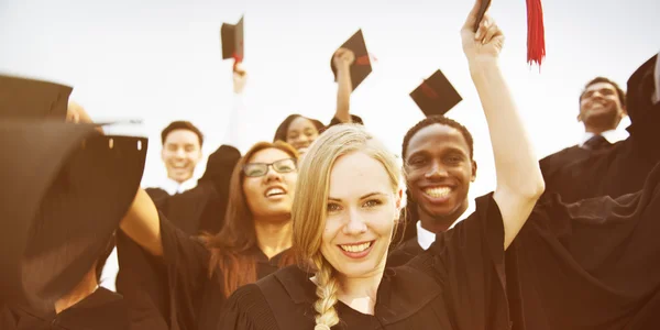 Groep studenten van afgestudeerden — Stockfoto