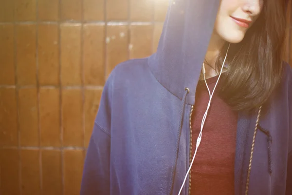 Žena poslouchající hudbu — Stock fotografie