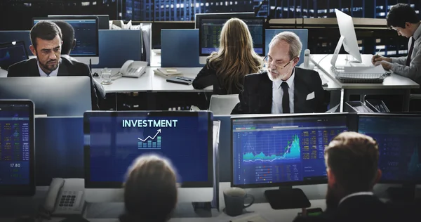 Geschäftsleute, die arbeiten und investieren — Stockfoto