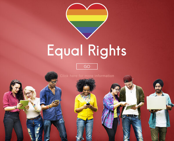 Молодые люди используют цифровые устройства
 