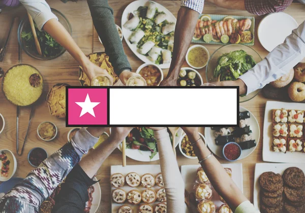 Menschen sitzen mit Essen am Tisch — Stockfoto