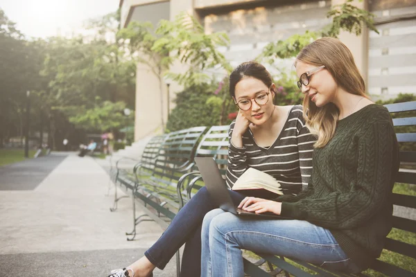 Portrait de femmes avec ordinateur portable — Photo