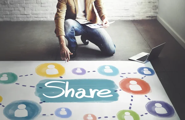 Uomo d'affari che lavora con Share — Foto Stock