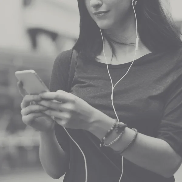 Mulher ouvindo música — Fotografia de Stock