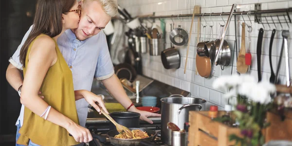 Retrato de casal feliz na cozinha — Fotografia de Stock