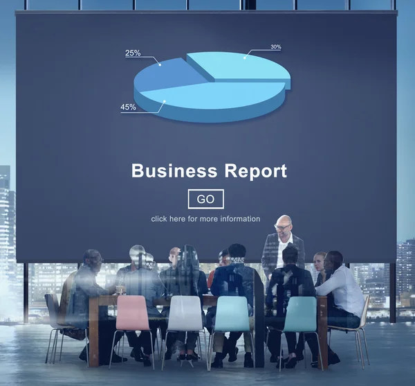 Affärsmän på mötet och Business Report — Stockfoto