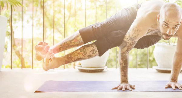 Orang aktif berlatih yoga — Stok Foto