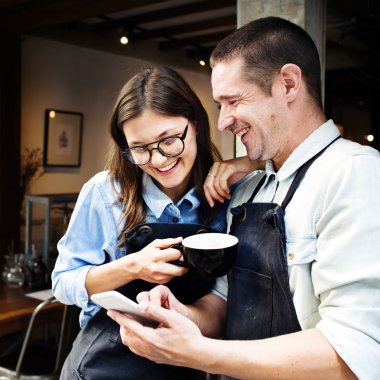 Kahve dükkanında konuşurken ortakları 