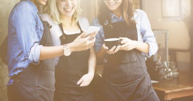 Konuşmak ve gülümseyen kız arkadaş 