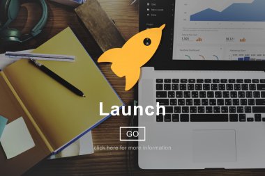 Ofis Masası üstünde laptop