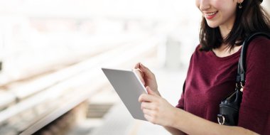 dijital tablet kullanan kadın