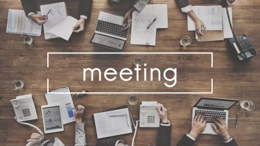 iş adamları iş başında elektronik cihazlar ile