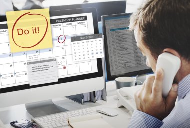 işadamı üstünde bilgisayar Do It ile çalışma