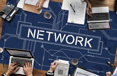 iş adamları iş başında elektronik cihazlar ile