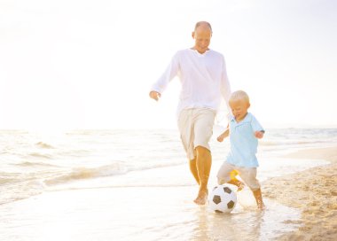 Baba oğul top oynuyorlar.